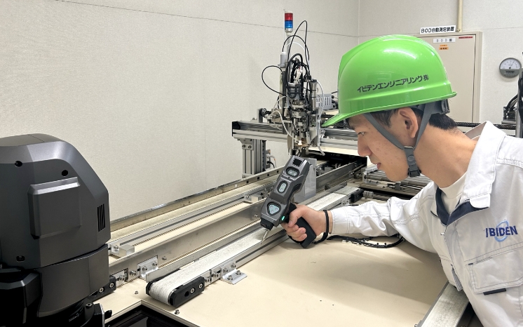 機械を使って部品を分析している人