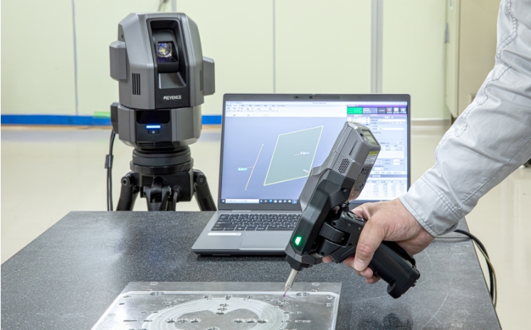 ハンディプローブ三次元測定機を持って測定する様子