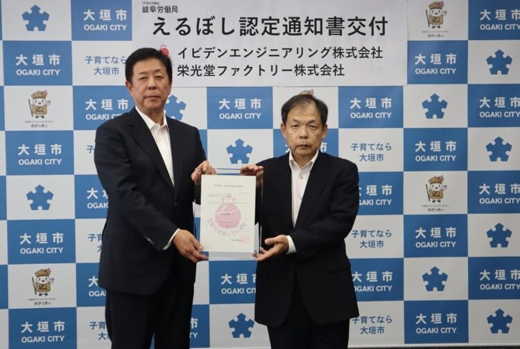 交付式での記念撮影（左・児玉社長）